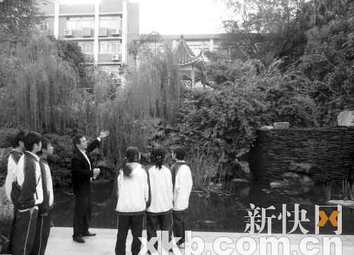 郭老師在給學生講解奉園之水天上來的原理。范如石/攝
