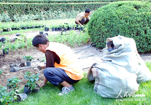 �L�����χ��c���^�û��ԷN��ɺ����еĺ�ɫС���ϻ��趼�����r���M�˴�ڴ� ����Wӛ�߄���z