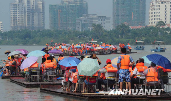 10��4�գ������οͳ������ں��ϭ����fȪ����Ư����