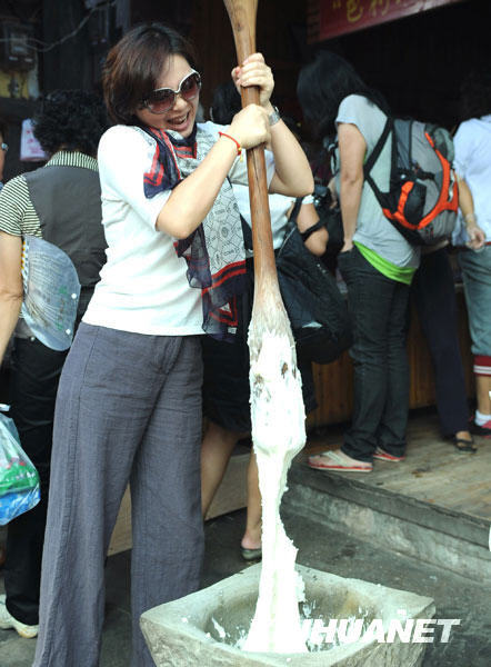  10��4�գ�һλŮʿ���ؑc�������w�(y��n)���﹝(ji��)���ס������Ρ���