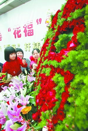 �����������Ј�ӭ���ꡰ�������{�𣨈D��