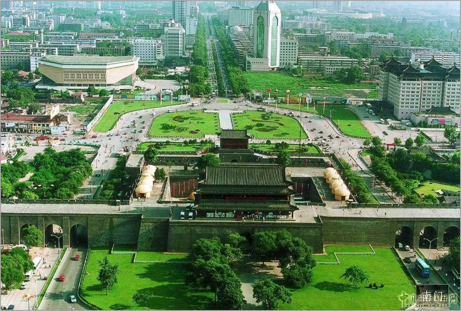 九十年代改造的南門廣場(chǎng)