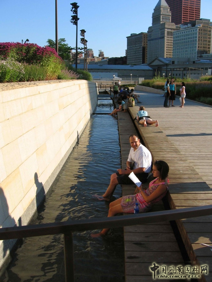 “縫隙”為人們提供了一個隨意的座椅，芝加哥人可以坐在這里伸個懶腰，將腳趾伸進水中納涼