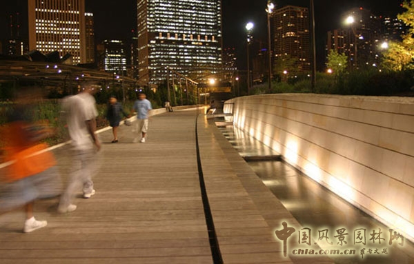 在夜晚，“縫隙”墻是整個花園最精彩的部分