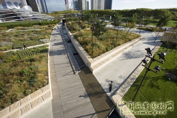 石質表面的可當做座椅的臺階排列在南向的步道兩側