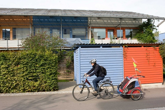 德國弗萊堡的沃邦新區是一個從軍方用地轉變成的高檔試驗住宅區,小區規定居民不能獨自擁有小汽車,只能跟別人拼車,綠色環保和可持續發展的理念滲透在每一個角落。