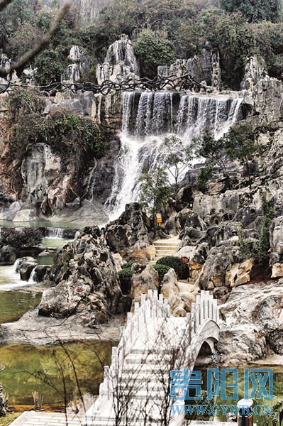 永壽池上，飛瀑與石林相映成趣。