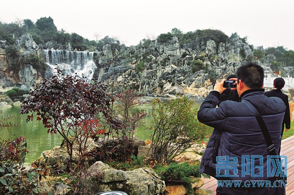 　市民在公園內感受喀斯特地貌的神奇魅力。