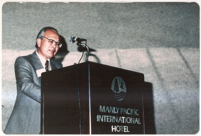 1985年，孫先生在澳大利亞悉尼召開的國家城市規劃會議上做報告