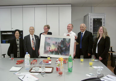 2005年，孫先生訪問英國皇家園林學會，并贈畫。