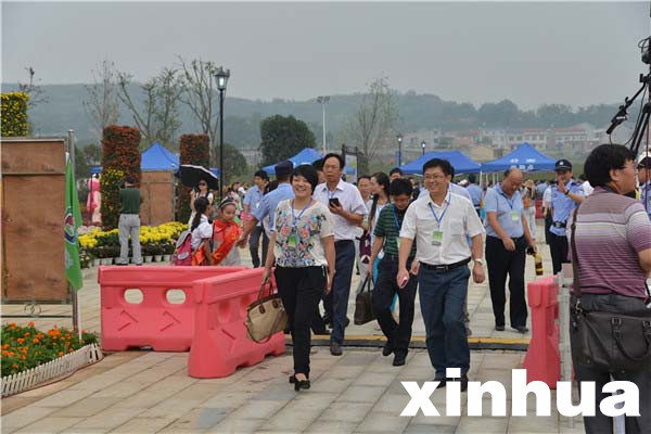 嘉賓陸續(xù)走進開幕式會場