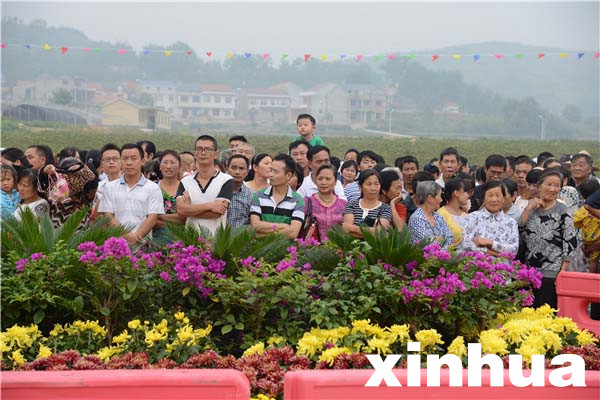 從四里八鄉(xiāng)趕來觀看開幕式的熱情的鄉(xiāng)親們