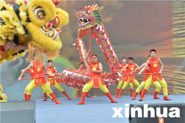 9月26日,黃石首屆園博會開幕式前舞龍舞獅表演