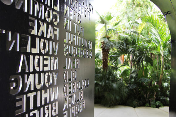 隱藏在巨大草坡內的熱帶雨林風情