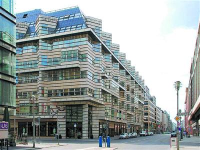 弗里德里希大街兩邊的建筑謹守22米檐口的建筑