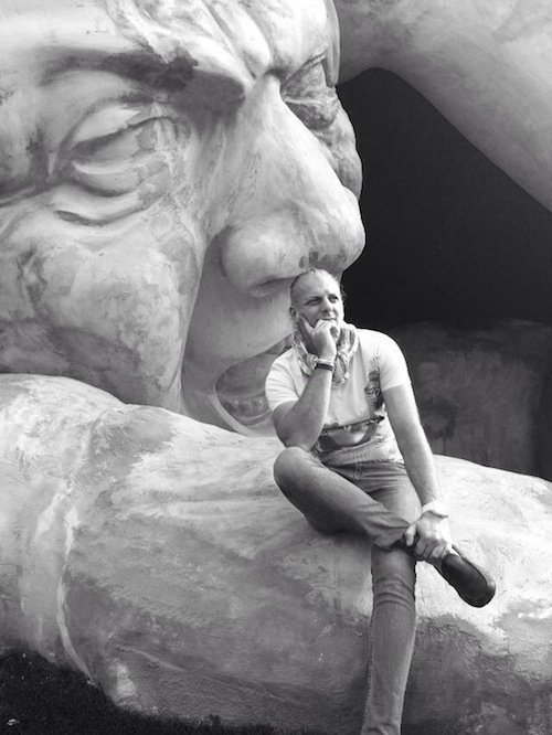 震撼力十足!從地底爬出來的超大雕像Feltépve