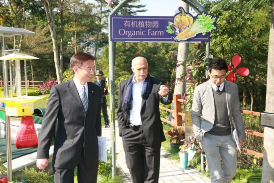 霍巴拉先生參觀(guān)有機(jī)植物園