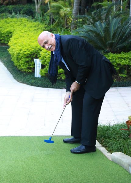 霍巴拉在生態(tài)游中體驗(yàn)迷你高爾夫