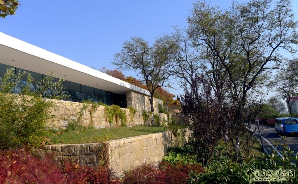 管理房公廁等建筑與山體樹木的結合