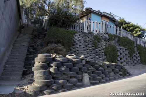 墨西哥用廢棄輪胎構(gòu)筑護(hù)墻