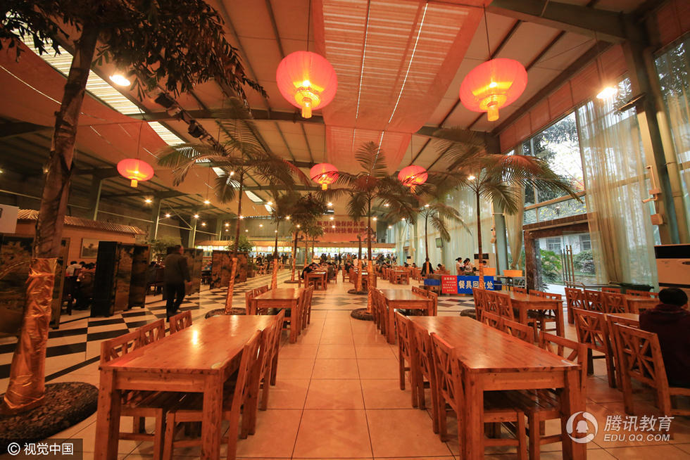 高?,F“園林風”食堂 有樹有水能奏樂