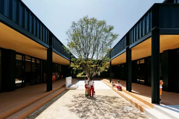 幼兒園不是游樂(lè)場(chǎng)，也不需要五顏六色