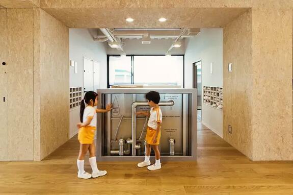 幼兒園不是游樂(lè)場(chǎng)，也不需要五顏六色