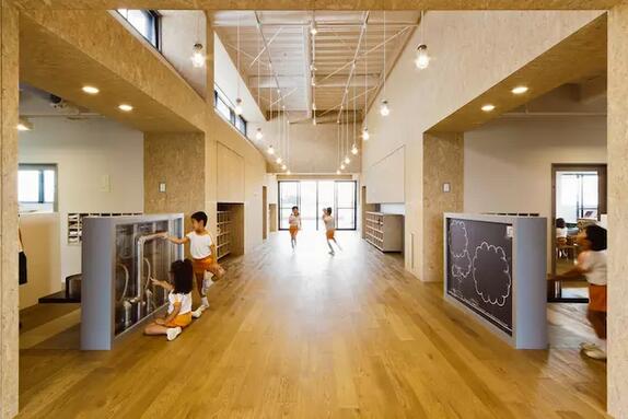 幼兒園不是游樂(lè)場(chǎng)，也不需要五顏六色