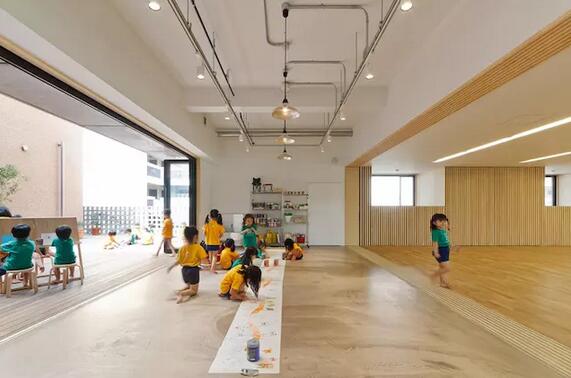 幼兒園不是游樂(lè)場(chǎng)，也不需要五顏六色