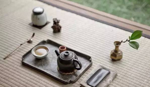 春天 茶席上的插花