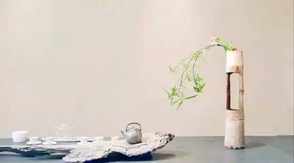 春天 茶席上的插花