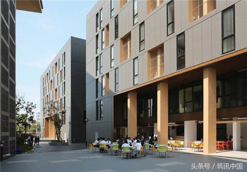 大氣磅礴的國際學校禮堂設計引人關注