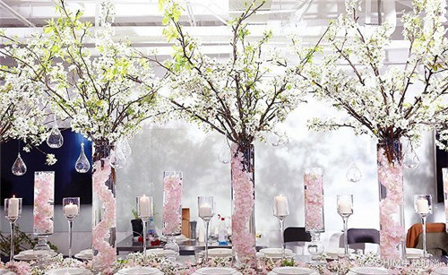 幾種經典歐式長餐桌上的宴會花藝