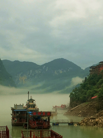 重慶龔灘古鎮(zhèn)現(xiàn)河霧奇觀美輪美奐如仙境