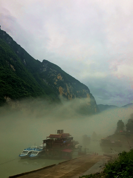 重慶龔灘古鎮(zhèn)現(xiàn)河霧奇觀美輪美奐如仙境