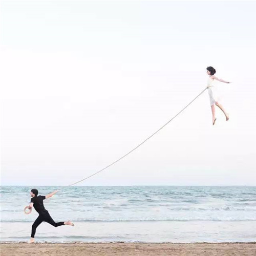 西班牙小情侶把全球景點(diǎn)玩出小情調(diào)