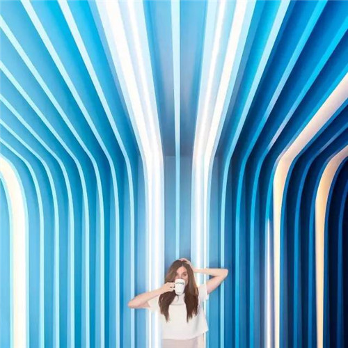 西班牙小情侶把全球景點(diǎn)玩出小情調(diào)