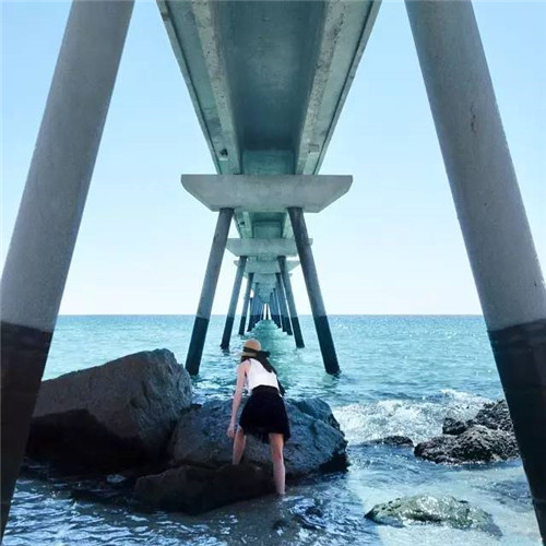 西班牙小情侶把全球景點(diǎn)玩出小情調(diào)