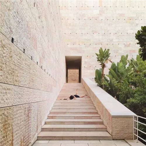 西班牙小情侶把全球景點(diǎn)玩出小情調(diào)