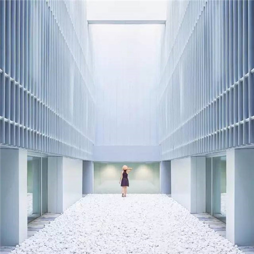 西班牙小情侶把全球景點(diǎn)玩出小情調(diào)