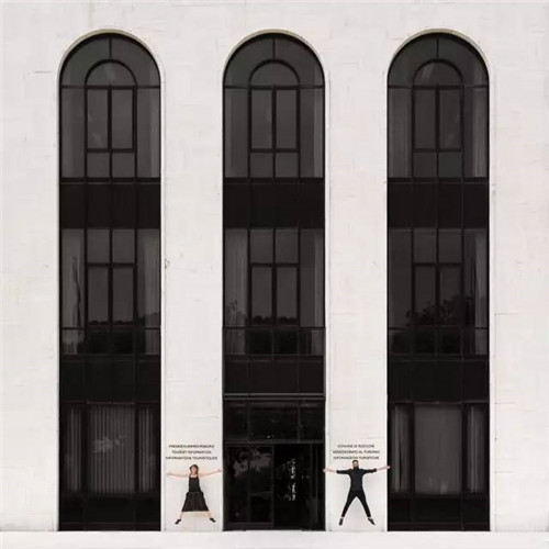 西班牙小情侶把全球景點(diǎn)玩出小情調(diào)