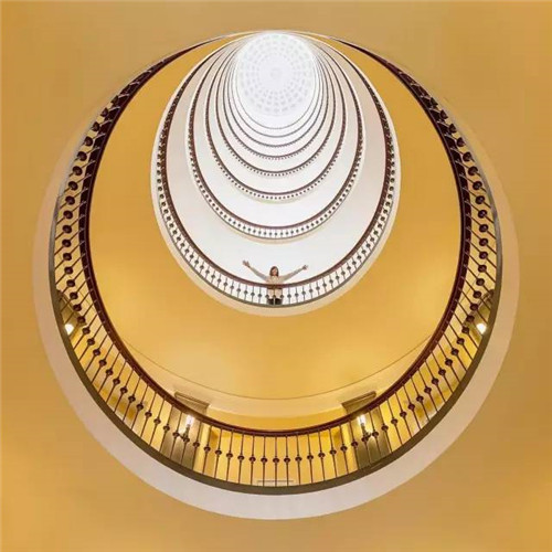 西班牙小情侶把全球景點玩出小情調