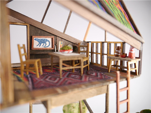 微型樹屋雕塑圍繞植物，藝術源于生活