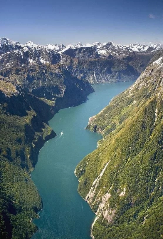 峽灣國家公園,神仙湖水與雪山交相輝映