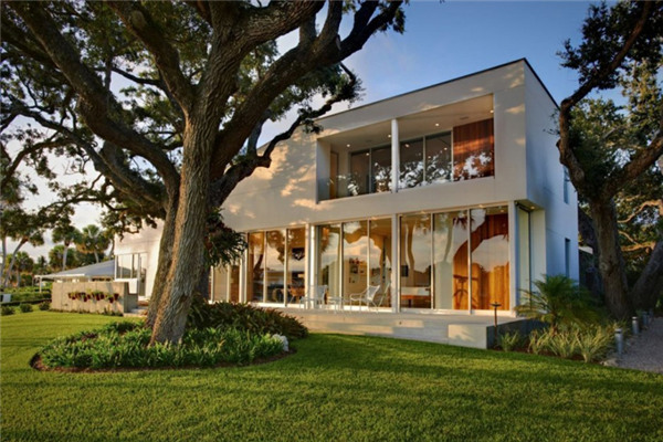 自然景觀讓這座臨水大宅充滿魅力