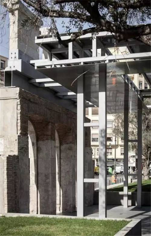 廢墟中的現(xiàn)代醫(yī)院景觀改造