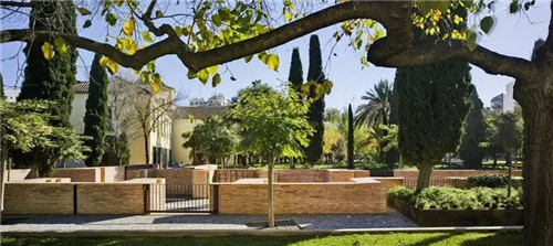 廢墟中的現(xiàn)代醫(yī)院景觀改造