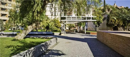 廢墟中的現(xiàn)代醫(yī)院景觀改造