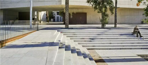 廢墟中的現(xiàn)代醫(yī)院景觀改造