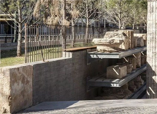 廢墟中的現(xiàn)代醫(yī)院景觀改造